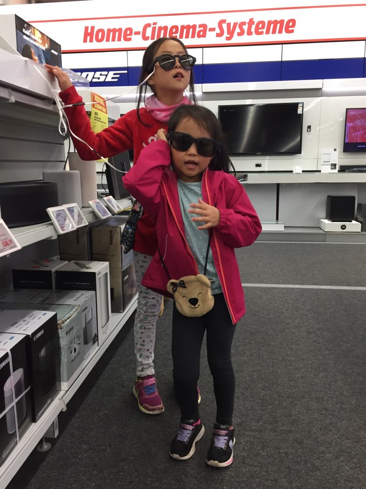 Kinder posieren im Markt